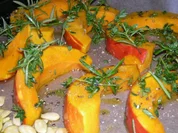 Kürbisspalten gebacken mit frischen Kürbiskernen - Rezept