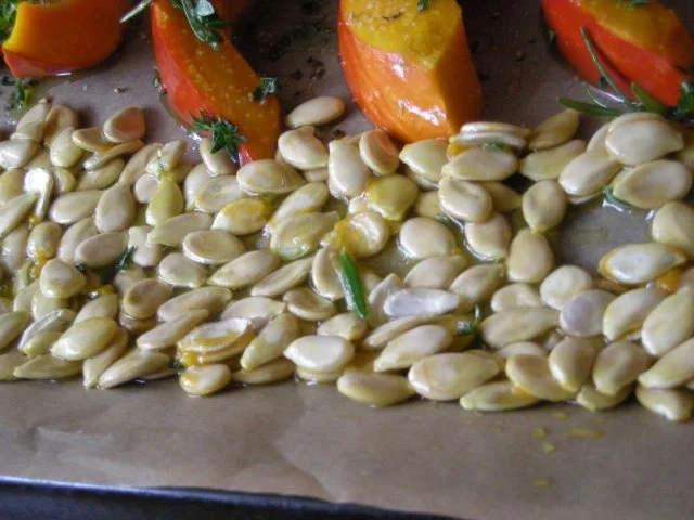 Rezept: Kürbisspalten gebacken mit frischen Kürbiskernen Bild Nr. 7 Kürbisspalten gebacken mit frischen Kürbiskernen - Rezept - Bild Nr. 7