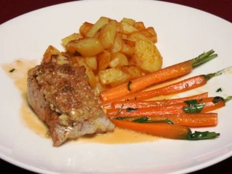 Schweinefilet mit Nuss-Käsekruste an glasierten Möhrenspalten mit Würfelkartoffeln - Rezept