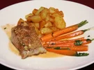 Schweinefilet mit Nuss-Käsekruste an glasierten Möhrenspalten mit Würfelkartoffeln - Rezept