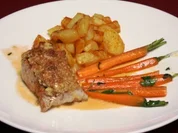 Schweinefilet mit Nuss-Käsekruste an glasierten Möhrenspalten mit Würfelkartoffeln - Rezept