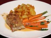 Schweinefilet mit Nuss-Käsekruste an glasierten Möhrenspalten mit Würfelkartoffeln - Rezept