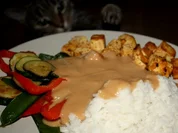 Tofu mit Gemüse und Erdnusssoße - Rezept