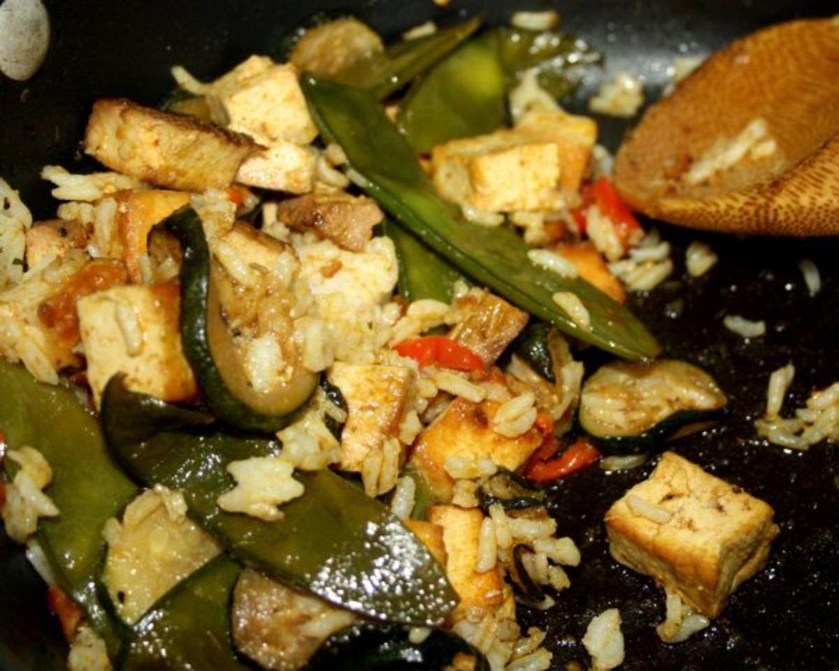 Tofu mit Gemüse und Erdnusssoße - Rezept - Bild Nr. 2