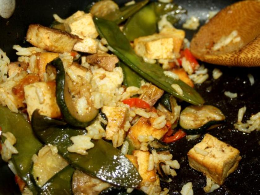 Tofu mit Gemüse und Erdnusssoße - einfach - 373 kcal/100g
