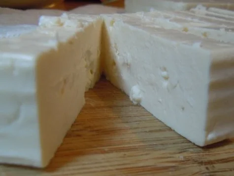 Feta im Haselnussmantel, dazu Salat mit frischen Feigen und Creme-de-Cassis-Dressing - Rezept - Bild Nr. 2