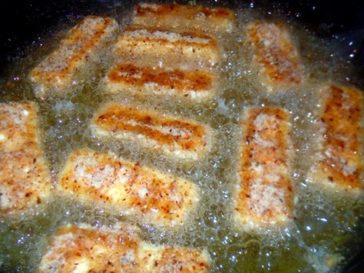 Feta im Haselnussmantel, dazu Salat mit frischen Feigen und Creme-de ...