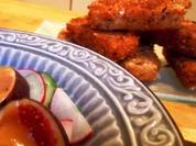 Feta im Haselnussmantel, dazu Salat mit frischen Feigen und Creme-de-Cassis-Dressing - Rezept