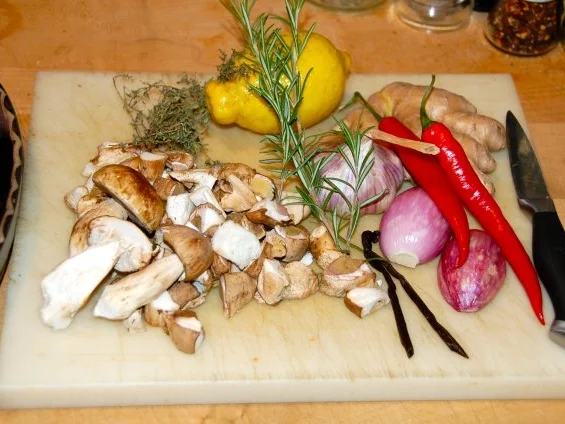 CÔTES DE VEAU A LA VANILLE ET AUX CEPES - Rezept