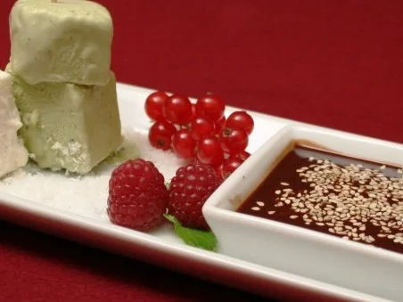Rezept: Parfait vom grünen Tee mit Schoko-Sesam-Soße Parfait vom grünen Tee mit Schoko-Sesam-Soße - Rezept