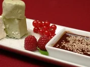 Parfait vom grünen Tee mit Schoko-Sesam-Soße - Rezept