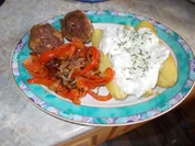Quarkkartoffel mit Gebratenen Paprikastreifen und Frikadellen - Rezept