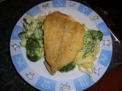 Flotte Scholle mit Brokkoli-Sahne-Sauce und Nudeln - Rezept