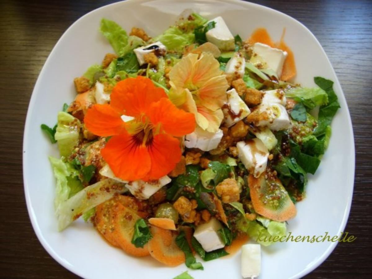 Fruchtiger Salat mit Ziegenkäse und Blüten - Rezept