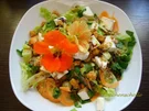 Rezept: Fruchtiger Salat mit Ziegenkäse und Blüten Fruchtiger Salat mit Ziegenkäse und Blüten - Rezept