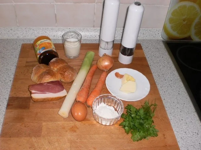 Rezept: Tiroler Knödelsuppe Bild Nr. 2 Tiroler Knödelsuppe - Rezept - Bild Nr. 2