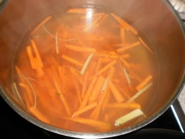 Rezept: Tiroler Knödelsuppe Bild Nr. 15 Tiroler Knödelsuppe - Rezept - Bild Nr. 15