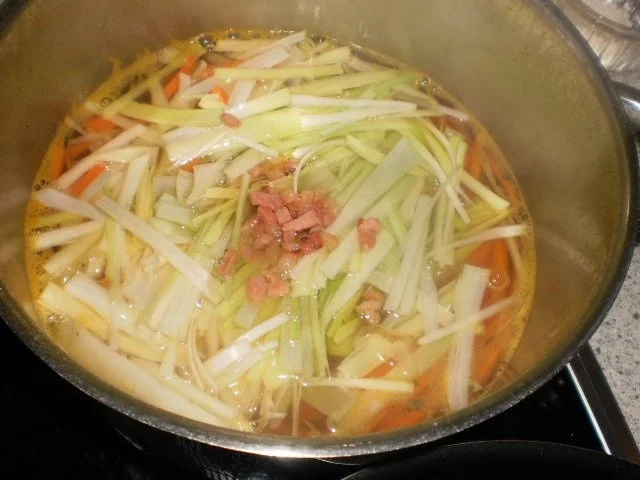 Rezept: Tiroler Knödelsuppe Bild Nr. 16 Tiroler Knödelsuppe - Rezept - Bild Nr. 16