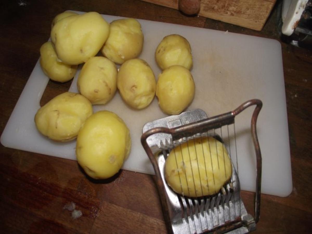 Regionale Küche / Beilagen: W K W - Warmer Kartoffelsalat Waldecker Art - Rezept - Bild Nr. 6