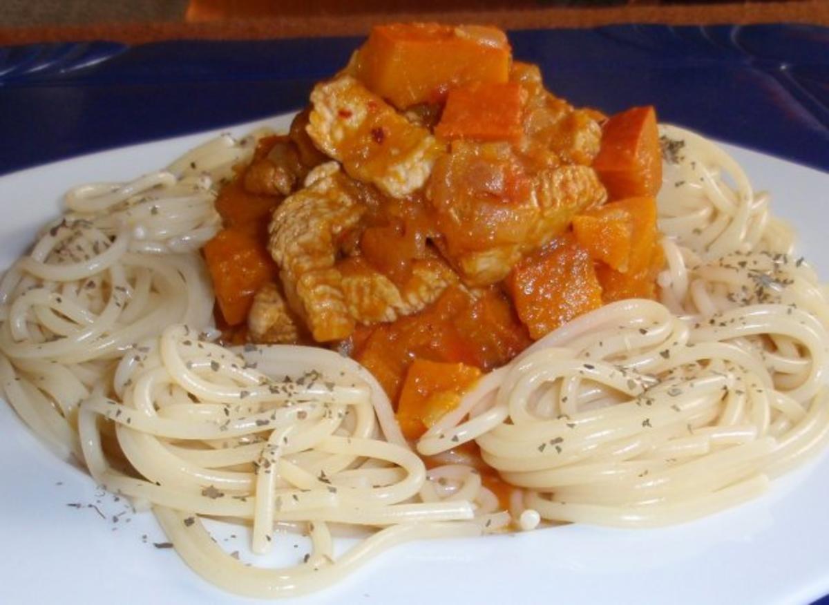 Putenstreifen mit Kürbisgemüse und Spaghetti - Rezept