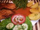 Putenschnitzel in Knuspriger Kartoffelchips Panade mit Prinzessbohnen, Salzkartoffeln, - Rezept