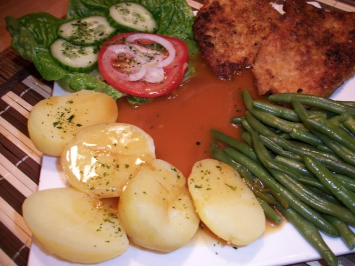 Putenschnitzel in Knuspriger Kartoffelchips Panade mit Prinzessbohnen, Salzkartoffeln, - Rezept - Bild Nr. 3