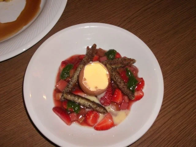 Mohnschupfnudeln auf Erdbeer-Rhabarber-Kompott mit süßem Pesto - Rezept