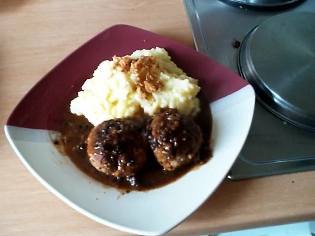 Pell-Kartoffelbrei mit Boulette in Sosse - Rezept - Bild Nr. 4