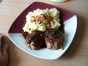 Pell-Kartoffelbrei mit Boulette in Sosse - Rezept