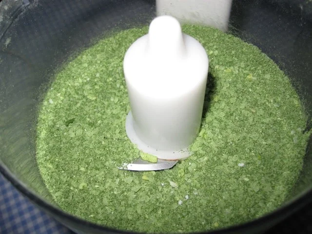 Rezept: Petersilien-Knoblauch-Salz Bild Nr. 2 Petersilien-Knoblauch-Salz - Rezept - Bild Nr. 2