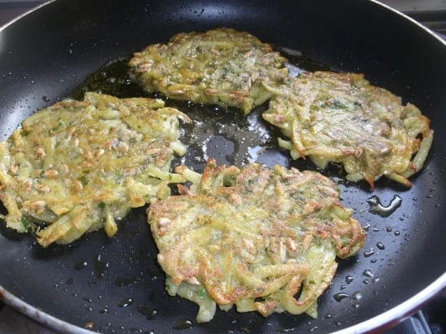 Basilikum-Kartoffelrösti mit Sonnenblumenkernen - Rezept - Bild Nr. 5