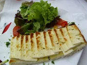 Überbackener Camenbert auf Brot - Rezept