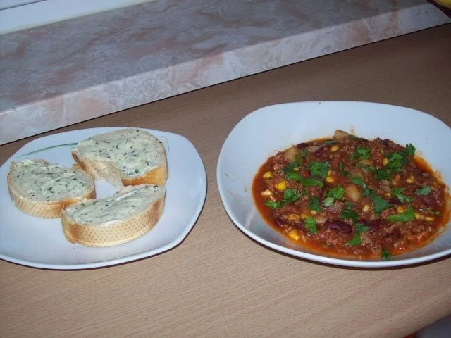 Rezept: Chili con Carne mit Baguette und Knobibutter Chili con Carne mit Baguette und Knobibutter - Rezept
