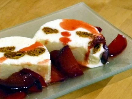 Mandel-Parfait mit Zimtpflaumen - Rezept