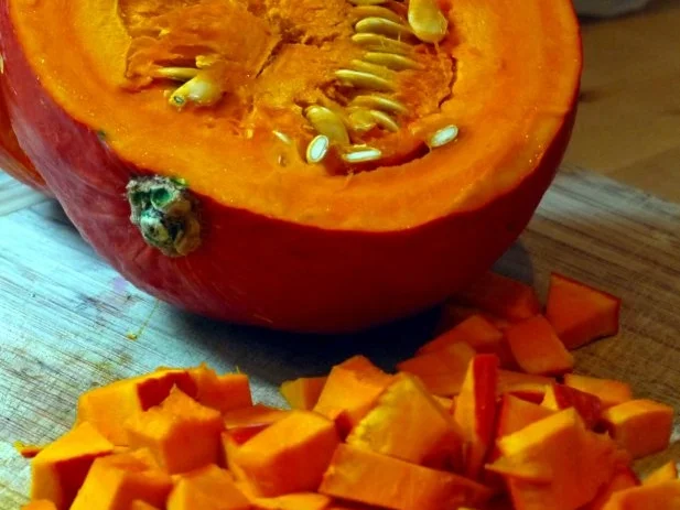 Spaghetti in pikanter Kürbissauce, dazu Garnelen - Rezept - Bild Nr. 4