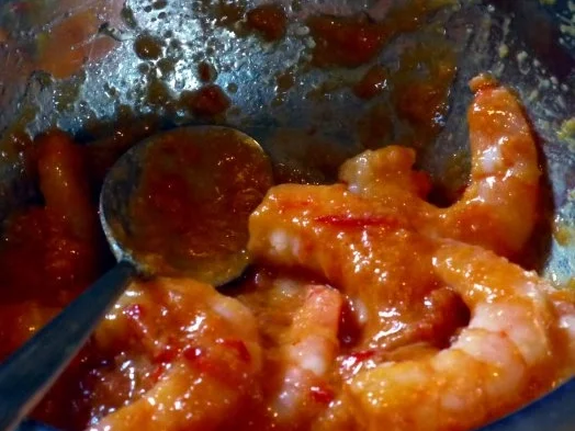 Spaghetti in pikanter Kürbissauce, dazu Garnelen - Rezept - Bild Nr. 5