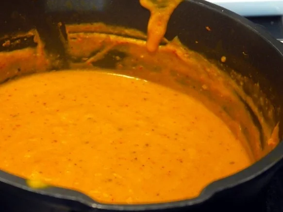 Spaghetti in pikanter Kürbissauce, dazu Garnelen - Rezept - Bild Nr. 7