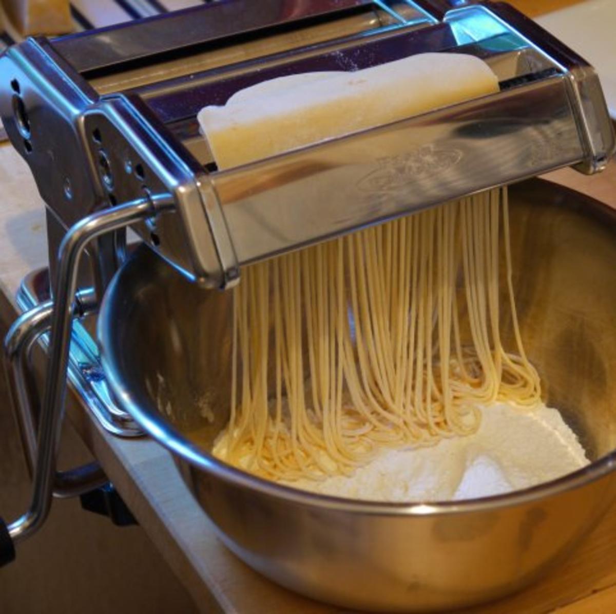 Spaghetti in pikanter Kürbissauce, dazu Garnelen - Rezept - Bild Nr. 8