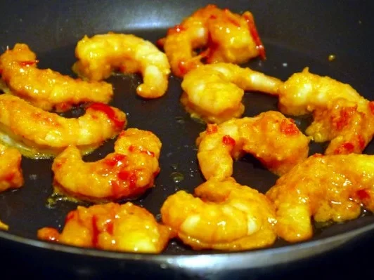 Spaghetti in pikanter Kürbissauce, dazu Garnelen - Rezept - Bild Nr. 9