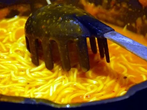 Spaghetti in pikanter Kürbissauce, dazu Garnelen - Rezept - Bild Nr. 10