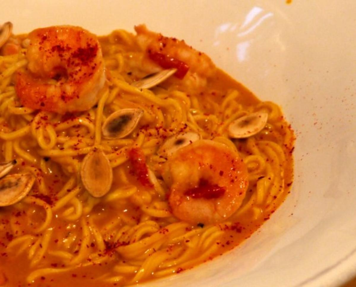 Spaghetti in pikanter Kürbissauce, dazu Garnelen - Rezept
