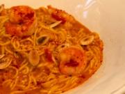 Spaghetti in pikanter Kürbissauce, dazu Garnelen - Rezept