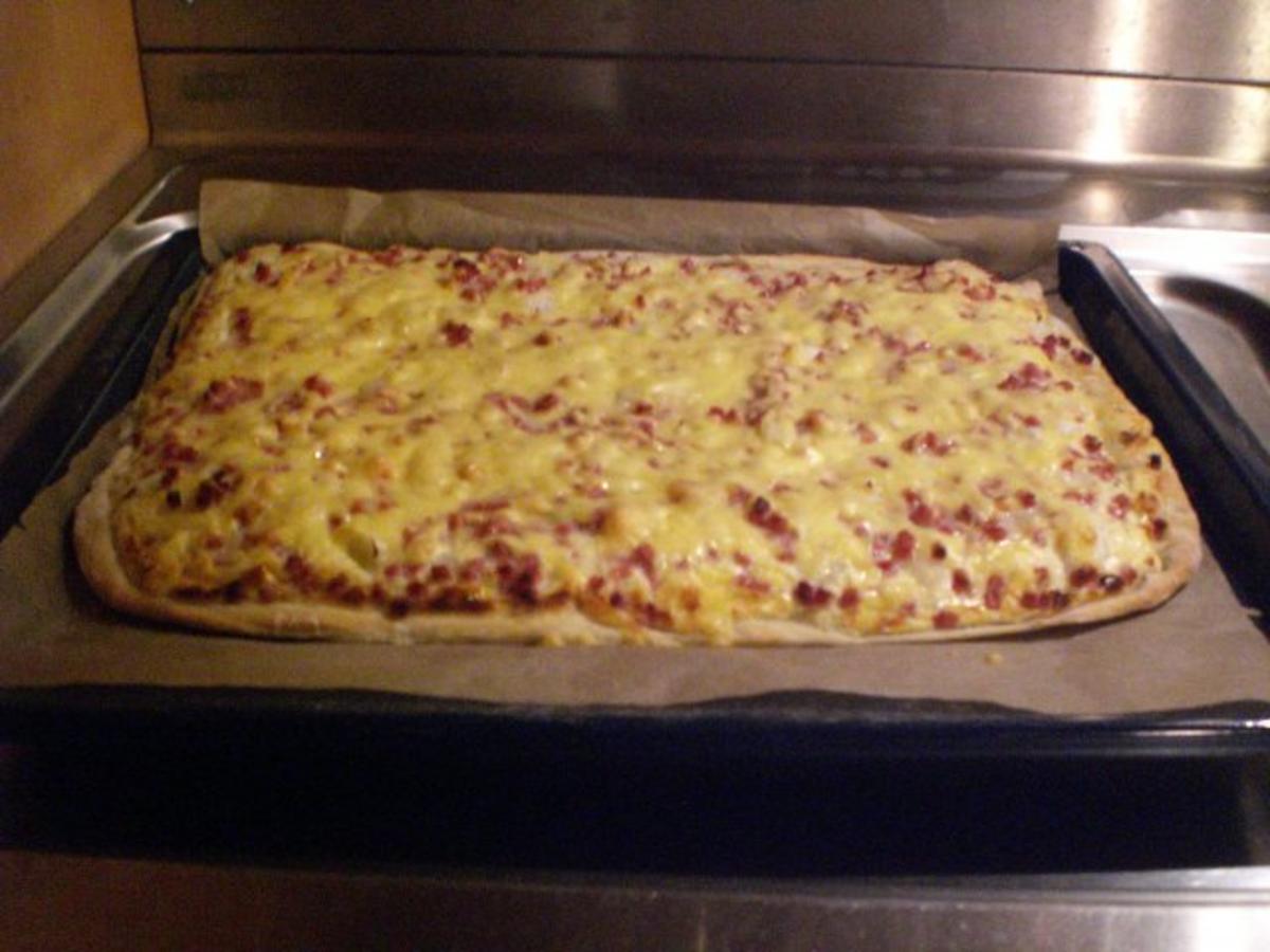 Bilder für Flammenkuchen traditionell im Holzbackofen gebackener Hefeteig, u.a. mit Creme fraiche, Speck und Zwiebeln - Rezept