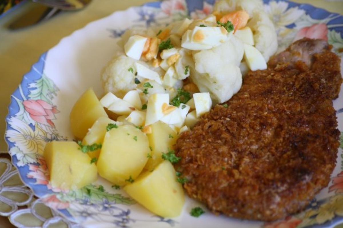 Cornflakes-Schnitzel mit Blumenkohl und Eier-Dressing - Rezept