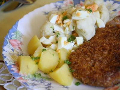 Rezept: Cornflakes-Schnitzel mit Blumenkohl und Eier-Dressing Cornflakes-Schnitzel mit Blumenkohl und Eier-Dressing - Rezept