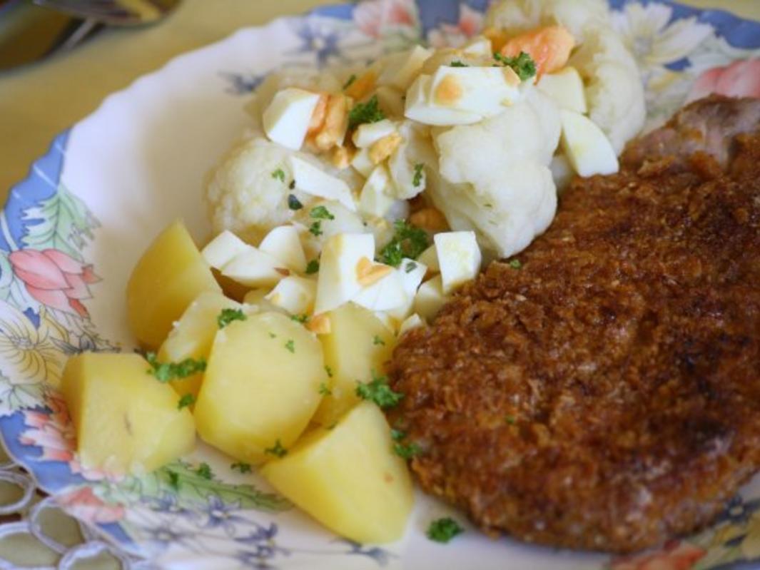 Cornflakes-Schnitzel mit Blumenkohl und Eier-Dressing - Rezept - kochbar.de