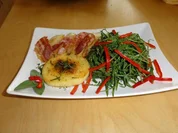 Rucolasalat mit Bratkäse, Birne und Speck - Rezept