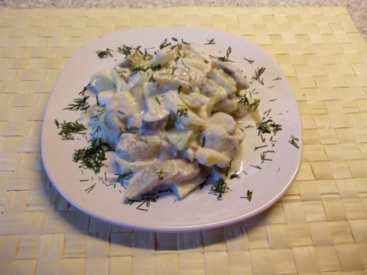 Matjessalat mit Matjesfilet à 250 g und Zwiebeln - Rezept mit Bild ...