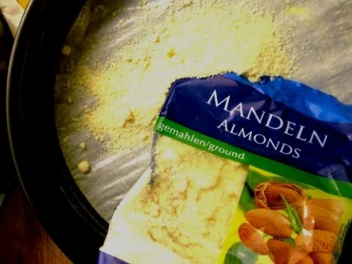 Rezept: Kastanien-Kuchen auf Himbeer-Spiegel und Créme-Frâiche Bild Nr. 2 Kastanien-Kuchen auf Himbeer-Spiegel und Créme-Frâiche - Rezept - Bild Nr. 2