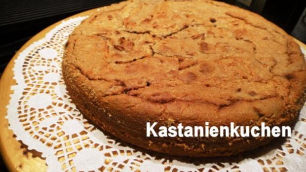 Kastanien-Kuchen auf Himbeer-Spiegel und Créme-Frâiche ...